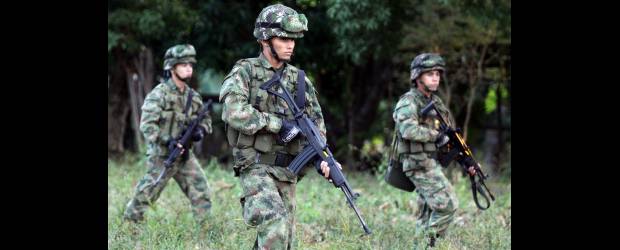 Uribe insiste en que la tropa está desmotivada | Archivo | Según el exmandatario hay sectores de las Fuerzas Armadas que piensan que si lo que quiere el Gobierno es negociar, para que exponer a los soldados, por ejemplo, a ser víctimas de una mina mientras intentan combatir a las Farc.