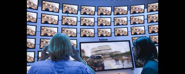 Netflix, cine sin horarios | Reuters | Los usuarios quieren consumir contenido sin estar atados a un horario de programación, por ello es que existen alternativas en la web como Netflix, que llegará al país este viernes. Por ahora la gran expectativa serán los contenidos y si están actualizados frente a otras opciones.