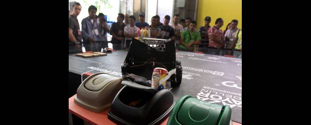 Desafío de robots recicladores | Julio César Herrera | Por Medellín participaron estudiantes de las facultades de ingeniería de la Universidad Nacional y San Buenaventura, así como del Sena.