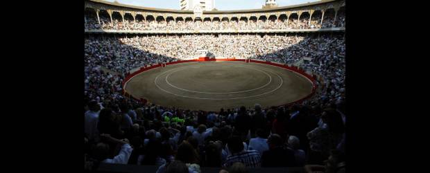 En Barcelona las corridas salieron por la puerta grande | No todos los ejemplares estuvieron en la mejor forma pero los toreros se lucieron para despedir, por lo alto, el toreo de Cataluña. Ayer fue la última faena en La Monumental, donde el lleno fue total.