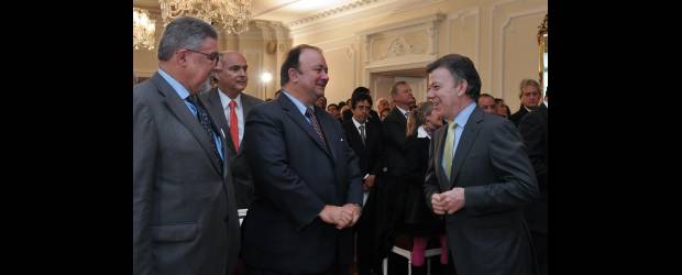 Base del cambio social: Santos | Cortesía | El Presidente Juan Manuel Santos con el presidente de la Andi y del Consejo Gremial Nacional, Luis Carlos Villegas, y con el presidente de la SAC, Rafael Mejía López, durante la presentación del TLC con Estados Unidos.