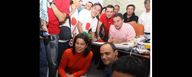 Triunfo para Medellín y Antioquia | Hernán Vanegas | Los seguidores de Aníbal Gaviria siguieron con su candidato la entrega de los resultados por parte de la Registraduría Nacional del Estado Civil. El exgobernador de Antioquia será el Alcalde de Medellín a partir del año próximo.