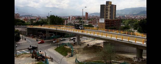 Alivio en la 80 con el primer puente del intercambio vial | Jaime Pérez | Este viernes se pondrá en servicio el primer puente del intercambio vial de La 80, aunque sujeto a las condiciones climáticas de estos días previos, en que se deben hacer algunas labores que requieren de buen tiempo. Con la habilitación de este puente se descongestionará el sector del Colegio Mayor.