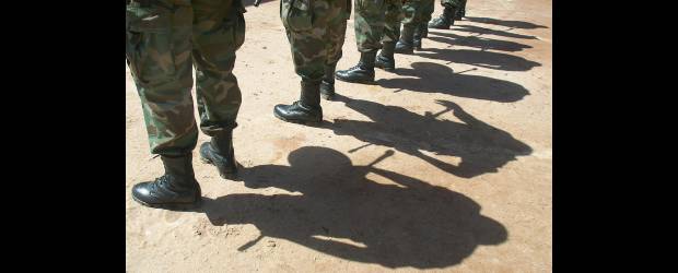 Militar acusa a Fiscalía de montaje en juicio | Archivo | El teniente Edgar Iván Flores Maestre (en la foto a la derecha) asegura que fue conndenado por la presión de la Fiscalía para aceptar un homicidio que la tropa a su mando no cometió. La Fiscalía y la defensa de la víctima insisten en que se trató de una ejecución extrajudicial en Yondó.