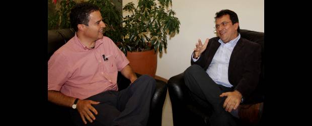 Trabajo social no se detendrá en Medellín | Jaime Pérez | Aníbal Gaviria Correa, futuro alcalde de Medellín, sostuvo un encuentro con Alonso Salazar Jaramillo, alcalde saliente. En el encuentro, que duró una hora y media, los dos líderes políticos hablaron sobre el futuro de la ciudad, de los programas sociales que continuará Gaviria Correa y del grupo de empalme que comenzará labores la próxima semana.