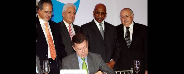 Santos respondió a críticas de Uribe | Colprensa-bogotá | Santos dio las declaraciones en el acto de los 50 años de Andiarios. Allí firmó la Declaración de Chapultepec, que fija condiciones para una prensa libre.