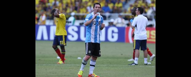 ¿Dónde quedó la marca especial al 10? | Juan Antonio Sánchez, Enviado Especial, Barranquilla | Lo tenían controlado en el primer tiempo, pero luego le dieron ventajas y la Pulga Messi se creció en el Metropolitano. Al final los lamentos fueron colombianos que, por segunda ocasión, en eliminatorias, cayeron con los gauchos.