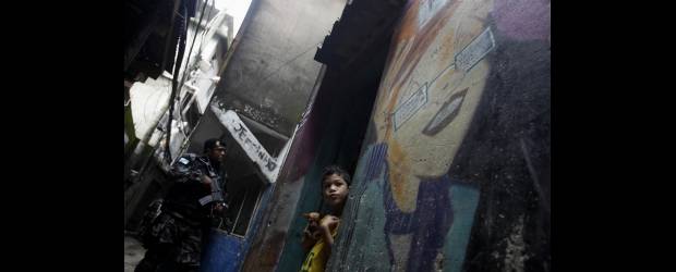 Hazaña en favela es un ejemplo contra el crimen | Sergio Moraes, Reuters - Río De Janeiro, Brasil | Las autoridades brasileñas llegaron preparadas para un intenso combate en Rocinha. Sin embargo, los narcos huyeron, dejando un aire de paz en la zona. Esa favela fue considerada la más violenta del país por las autoridades.