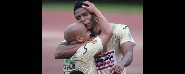 De la 'mano' de Pajoy águilas doradas tocan la cumbre | Robinson Sáenz | Lionard Pajoy empieza la celebración. Su gol, con el antebrazo, sirvió para arrimar al Itagüí a semifinales. Pajoy completó nueve goles en la Liga Postobón-II.