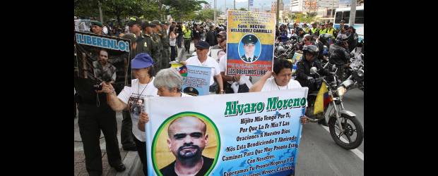Voz contra el secuestro clamó por la libertad | Robinson Sáenz | En la Caravana motorizada por la libertad, los familiares de los policías, soldados y civiles secuestrados y desaparecidos han recorrido más de mil kilómetros por todo el país luchando contra el olvido de sus seres queridos.