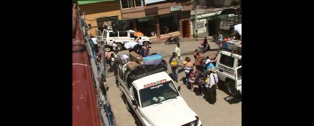 Briceño supera amenaza de Farc | Cortesía Briceño Stereo | Durante nueve días la carretera a Briceño permaneció sin tráfico vehicular por amenazas atribuidas a las Farc. Ayer ingresó una caravana con alimentos.