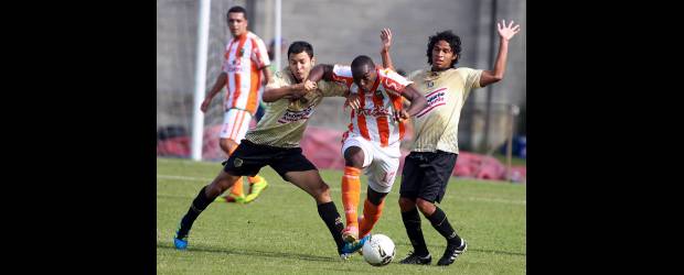 Naranjas y dorados fueron 'chicos' precoces | Róbinson Sáenz | Los volantes Mauricio Restrepo, Émerson Chamorro (ambos del Itagüí) y Yílmar Angulo, en el centro y del Envigado, tuvieron un rendimiento parejo y se destacaron en la Liga Postobón-II.