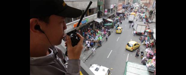 Compras seguras en medio del gentío | Julio César Herrera | Con ojos atentos no solo al interior de los centros comerciales, sino también en las calles, personal de vigilancia privada, con apoyo de la tecnología y en permanente contacto con la fuerza pública, trabajan para dar seguridad en el conocido sector comercial de El Hueco.