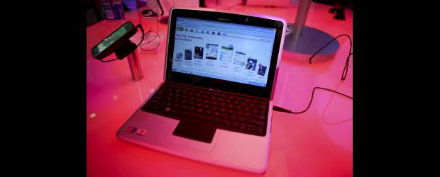 A internet móvil se accede a través de la red celular por medio de un módem que se conecta al computador. | Bloomberg | A internet móvil se accede a través de la red celular y para ello se utiliza un módem que se conecta al computador. Otros dispositivos, como Kindle y el nuevo iPad, también utilizarán las redes 3G para permitir navegar y realizar descargas.