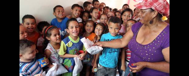 El Niño Dios manda cartas y llega en taxi | Jaime Pérez | En el 20 de Julio hubo fiesta ayer para más de 100 niños que recibieron aguinaldos gracias a un grupo de profesionales que se unieron para llevarles alegría. Líderes de la Asociación de Mujeres de Las Independencias los acompañaron.