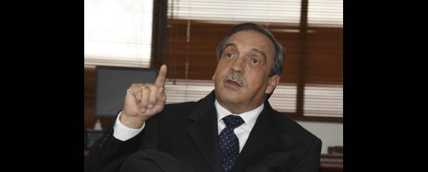 Menos pobreza, logro de Ramos | Henry Agudelo | Luis Alfredo Ramos sostuvo que todo se ha manejado con "absoluta pulcritud y rectitud" en la contratación en el Departamento y defendió su tarea de gobierno que recibió una buena calificación de sus gobernados. "Es satisfactorio, uno dice: fuimos útiles y la comunidad aprecia el trabajo hecho", afirmó.