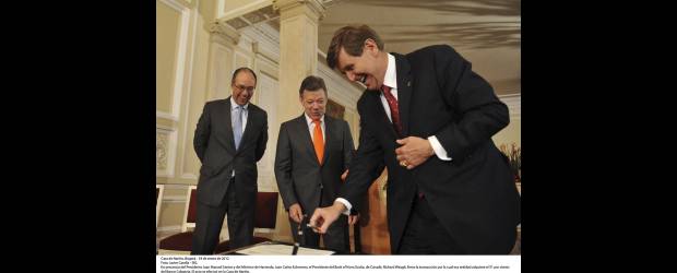 Scotiabank ya controla el Banco Colpatria | Cortesia | Brian Porter, del Scotiabank, firma el documento con el Presidente Santos.