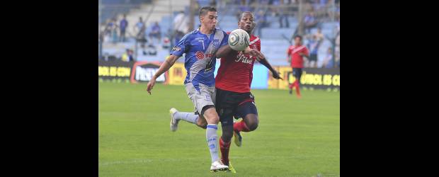 DIM, en Ecuador: cabeza pelada y buena cara | Cortesía El Mercurio, Guayaquil, Ecuador | Leiton Jiménez, quien hizo pareja con Jorge Arias en la zaga central, pelea el balón con el uruguayo Nicolás Vignieri en el partido principal de la llamada Explosión Azul, en la que el DIM empató a un tanto con Emelec de Ecuador.