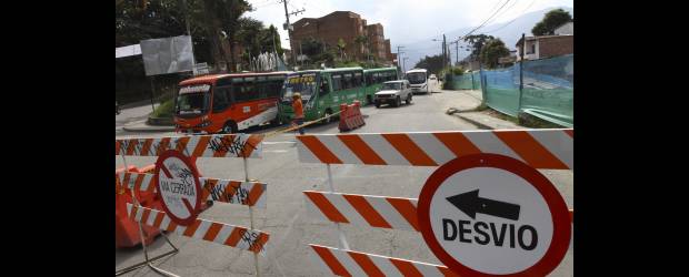 Metroplús tiene dando vueltas a los envigadeños | Edwin Bustamante | El desvío temporal de la carrera 43A, que quedó en un único sentido sur-norte, arrancó el miércoles y algunos se quejaron por la medida. Las directivas del proyecto Metroplús Envigado afirmaron que este tipo de obras requieren medidas de tránsito para adelantar los trabajos.