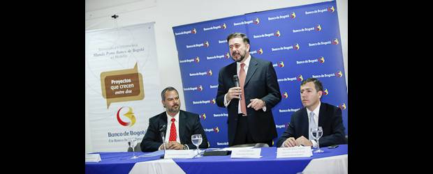 Por TLC, pymes se preparan | Cortesía | De izquierda a derecha, Iván Ríos, delegado de la Embajada de E.U.; Fernando Pineda, vicepresidente Comercial Banco de Bogotá y, Diego Montoya.