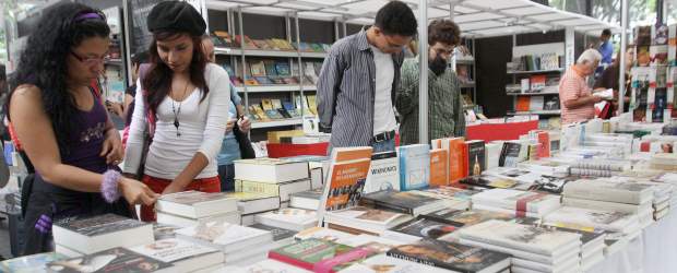Cuando el mercado se lleva los créditos de las letras | Hernán Vanegas | Los autores que estaban con Norma tendrán distribución hasta el año 2012. La editorial seguirá con su línea infantil, con las colecciones Torre de papel, Zona libre y Buenas Noches. La noticia ha sido triste para el mundo editorial y literario, pero algunos coinciden en que hay que ver las oportunidades que genera.