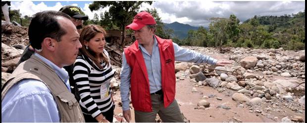 Damnificados por avalancha en San Vicente de Chucurí serán reubicados | SIG | El presidente Juan Manuel Santos recorrió la zona devastada en compañía de la alcaldesa de la población Emilce Suárez.