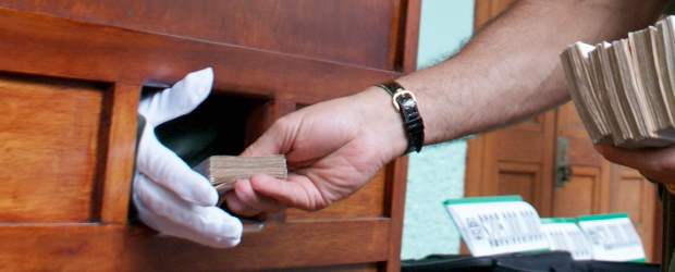 Todo tiene un precio para los informantes | Foto cortesía policía metropolitana fragmento de texto, cortesía de un informante | En el cubículo se introduce a la persona que reclamará la recompensa. El comandante de la Policía, en el otro lado, es el encargado de pagarle a quienes se atrevieron