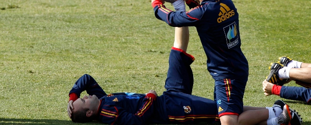 Susto por molestia muscular de Xabi Alonso | Reuters | Andrés Iniesta subió el ritmo cumpliendo el plan específico de recuperación por el edema muscular que sufre tras el último encuentro amistoso.