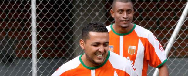 Envigado es un equipo de guerreros: Camilo Pérez | Jaime Pérez | Trabajo intenso del Envigado ayer por la mañana en el Parque Estadio Sur. El zaguero Camilo Pérez, quien aparece con Farid Díaz, confía en que los naranjas harán respetar las 20 fechas de invictos en casa.