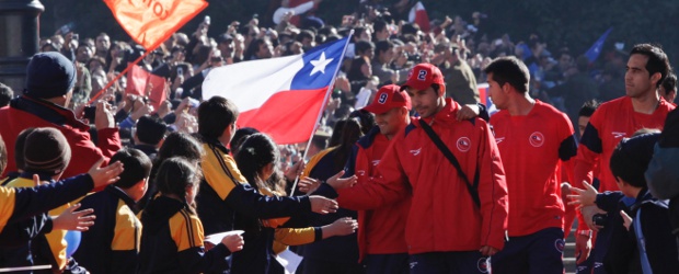 Jugadores de la 'Roja' recibidos como héroes en Chile | AP | El delirio se desató entre el público cuando los jugadores y el cuerpo técnico cruzaron la plaza por una moqueta roja para adentrarse a la sede de Gobierno.