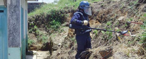 En San Carlos desactivan el terror de minas | Juan Carlos Monroy Giraldo, Enviado Especial San Carlos | De las 78 veredas de San Carlos, 54 fueron sembradas con minas antipersonal por la guerrilla. En San Rita avanza el desminado humanitario, en un trabajo arduo de 24 militares, que reconoce la Séptima División del Ejército.
