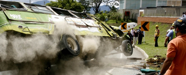 Accidentes en fin de semana dejaron 5 muertos | Esteban Vanegas | Este bus, que cubría la ruta Argelia-Medellín, se quedó sin frenos y se volcó ayer en el kilómetro 7 de la vía a Las Palmas, tres personas resultaron heridas.