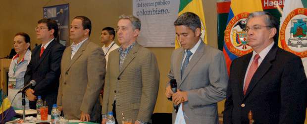 Departamentos piden cupo en el Senado | Felipe Pinzón, SP-Ármenia | Durante la cumbre de gobernadores, el presidente Álvaro Uribe rindió homenaje al asesinado mandatario de Caquetá Luis Francisco Cuéllar, quien falleció en un intento de secuestro de la Farc. La reunión concluyó anoche.