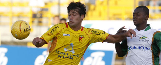 Pereira se hunde sin ‘victoria’ | Colprensa | Miguel Cuellar, delantero del Pereira, disputa el balón con el defensa Hányer Mosquera de Equidad. Es uno de los pocos ataques del equipo matecaña.