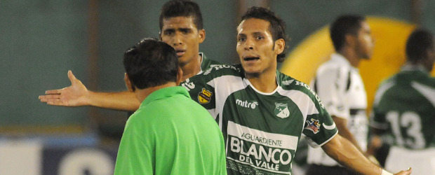 Jugadores del Cali le protestan la árbitro por decisiones del partido. | Colprensa | Los jugadores del Deportivo Cali salieron inconformes con el resultado conseguido
