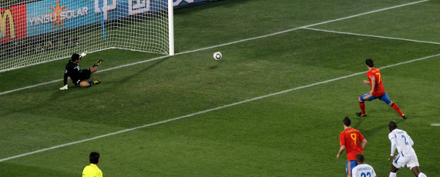 Villa, primer español que falla un penalti en un Mundial | AP | La acción del penalti que desperdició Villa ante Honduras.
