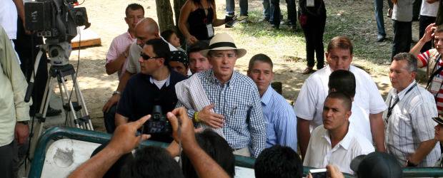 El presidente Álvaro Uribe en San Carlos | Esteban Vanegas, Enviado Especial, San Carlos | Como suele ocurrir en sus visitas a las poblaciones antioqueñas, el presidente Uribe fue acosado por la comunidad que lo quería saludar con afecto.