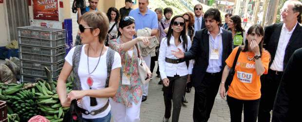 A ministra española le encantó Medellín | Cortesía Alcaldía De Medellín | La ministra española caminó por las calles de Santo Domingo.