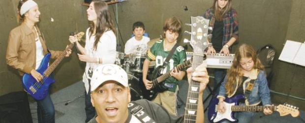 Hugo Restrepo en su academia Solo Rock | Esteban Vanegas | Unos 'papelitos' más y la academia Solo Rock, que cuenta con unos 700 alumnos anuales y dos sedes, una en Laureles y otra en Poblado, tendrá el certificado de la Secretaría de Educación, ese que les da licencia de funcionamiento
