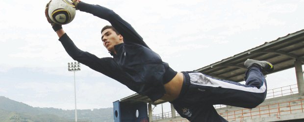 El despegue, aventura llena de sacrificios | Manuel Saldarriaga | Esteban Giraldo Villarreal, joven futbolista que se forja en Argentina. Mide 1,99 metros y pesa 82 kilos. Hace seis meses se fue y regresó al país de vacaciones más maduro y con una visión amplia del mundo. Volverá a Gimnasia en enero.