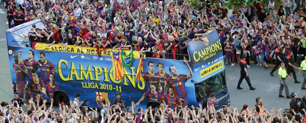 Barcelona celebra el título al ritmo de Shakira | Reuters | Los jugadores azulgranas celebran un nuevo título de la liga española, el tercero consecutivo.