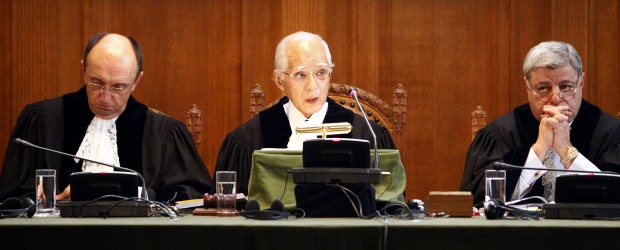 Corte de la Haya avaló legalidad de independencia de Kosovo | Reuters | Hisashi Owada, presidente de la instancia judicial (centro)