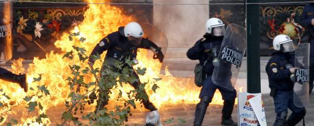 Fuego, violencia y gases lacrimógenos en manifestación en Atenas | Reuters | Una zona del ministerio de Finanzas fue incendiada con cócteles molotov.