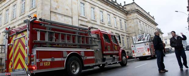 Bomberos controlaron incendio en el Congreso | Colprensa | El incendio fue controlado por los bomberos de Bogotá.