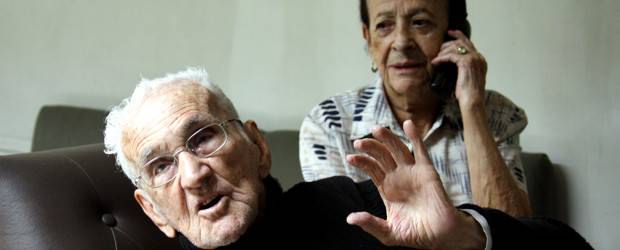 Don Roberto revela el peor secreto de Gonzalo Arango | Henry Agudelo | Nadie que converse con él se podría imaginar que don Roberto ya tiene 100 años de trajín en la tierra, pues es lúcido, inteligente, ameno y de excelente humor. A su lado, Nivia Ossa, le ayuda a alegrarle los días.