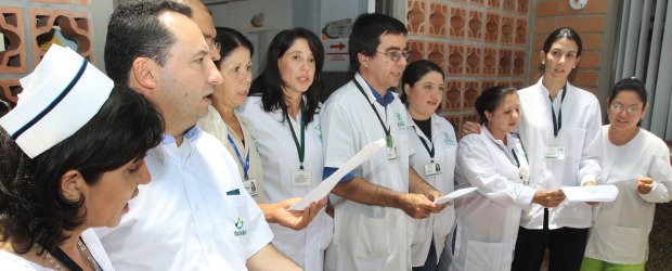 Personal médico clama por el respeto a su labor Vulneraciones más comunes | Róbinson Sáenz | Médicos, enfermeras y directivos del Centro de Salud La Quiebra, en el occidente de la ciudad, participaron en la jornada por el respeto a la misión médica que organizaron Metrosalud y la Alcaldía de Medellín. La tarea del personal de salud se ve afectada por la acción y las amenazas de los ilegales.