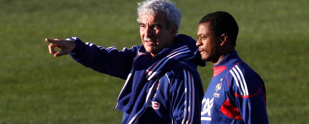 Capitán de la selección francesa rompió su largo silencio | AP | El ex técnico de la selección francesa, Raymond Domenech y el jugador Patrice Evra durante uno de los entrenamientos en el Mundial de Sudáfrica 2010.