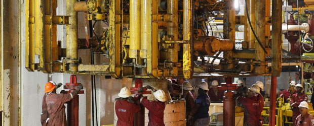 Recuperan pieza clave para determinar causa de derrame en el Golfo | AP | Trabajadores aseguran la válvula de explosión de Deepwater Horizon en la cubierta de la Q4000 de Helix, después de levantarla desde el Golfo de México, cerca de la costa de Luisiana.