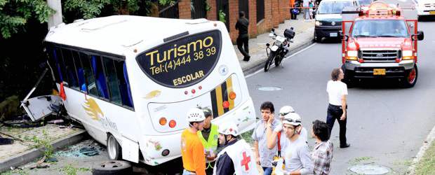 Accidente dejó 10 heridos en Los Balsos | Juan Fernando Cano | El choque causó preocupación entre profesores y padres de los alumnos.