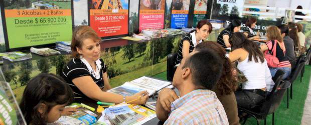 De compras por Expoinmobiliaria | Robinson Sáenz | De acuerdo con cifras de Camacol Antioquia, el año pasado ingresaron a la feria más de 18.000 personas y se cerraron negocios por cerca de 37.500 millones de pesos. Este año la meta es cerrar con cifras similares.